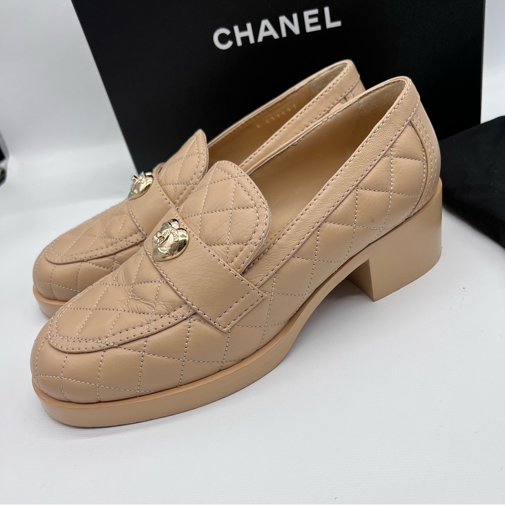 CHANEL
Lambskin Quilted CC Heart - Picture 3 of 8